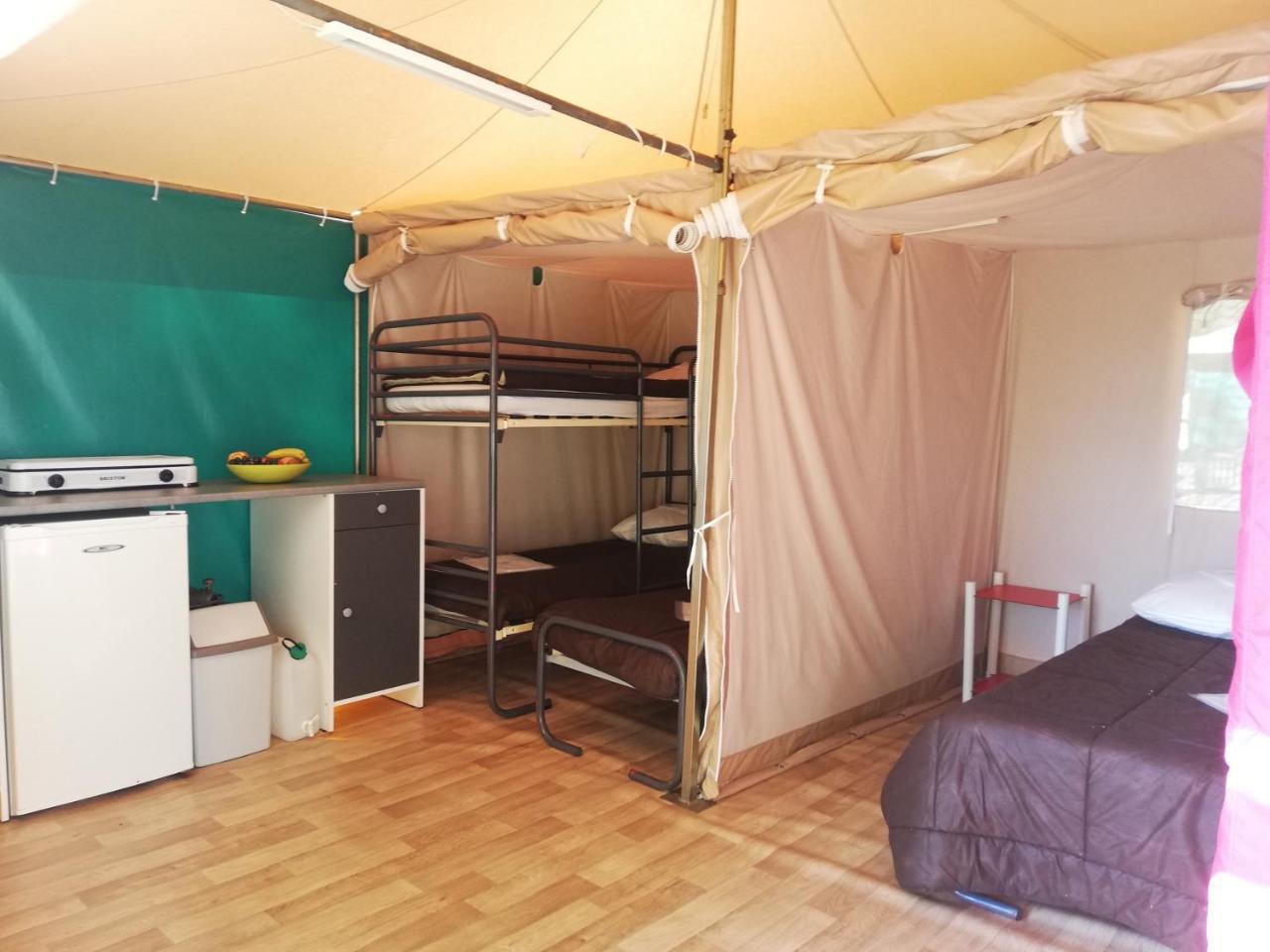 Camping 3 Etoiles - Piscine Chauffee - Vue Montagne Сен-Жирон Екстериор снимка